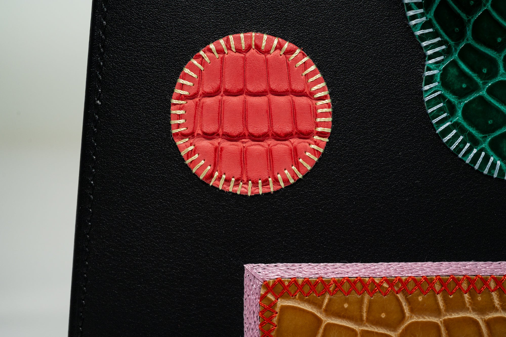 Hermès Kelly 25 Sellier Broderie Colla Noir Swift & Niloticus Crocodile Palladium Hardware