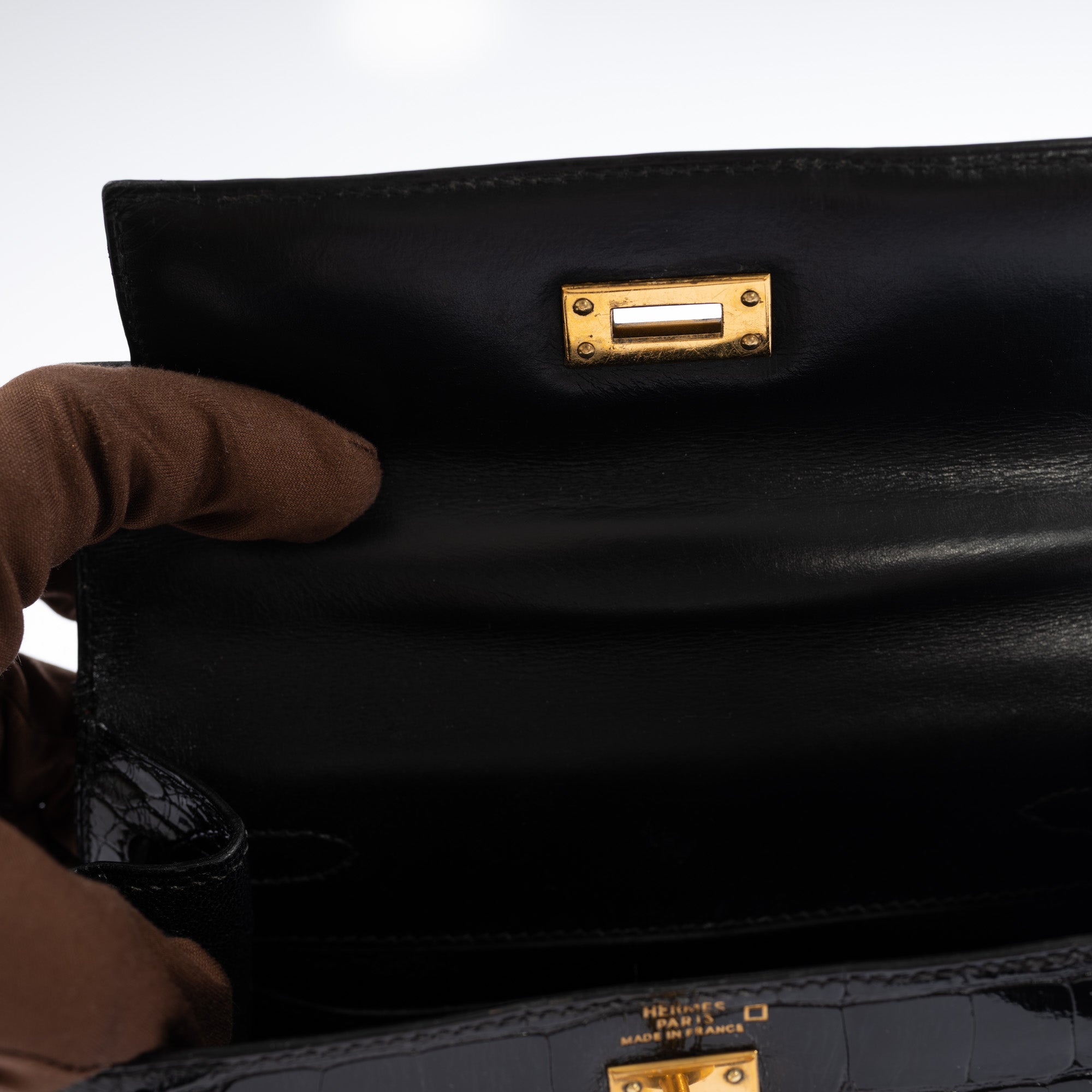 Hermès Kelly 20 Vintage Retourne Noir Shiny Porosus Crocodile Gold Hardware