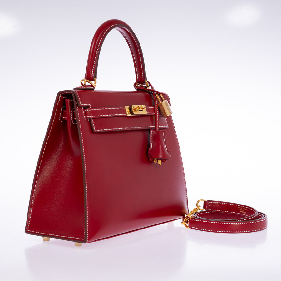 Hermès Kelly 25 Sellier Rouge Piment Box Calf Gold Hardware, three-quarter view with the shoulder strap