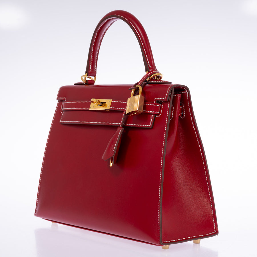 Hermès Kelly 25 Sellier Rouge Piment Box Calf Gold Hardware, three-quarter view with the lock and clochette