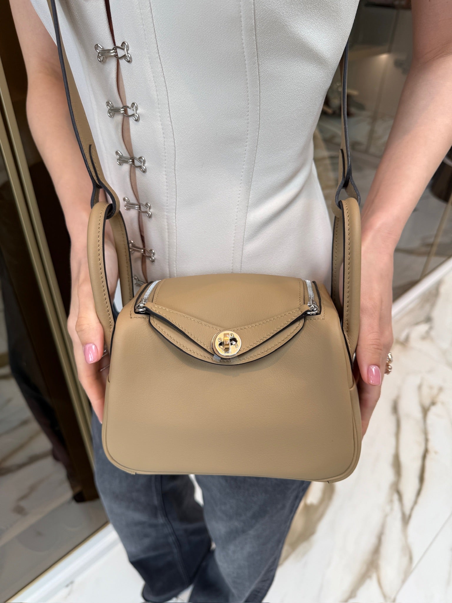 Hermès Lindy Mini II Poussier Swift Electrum Hardware