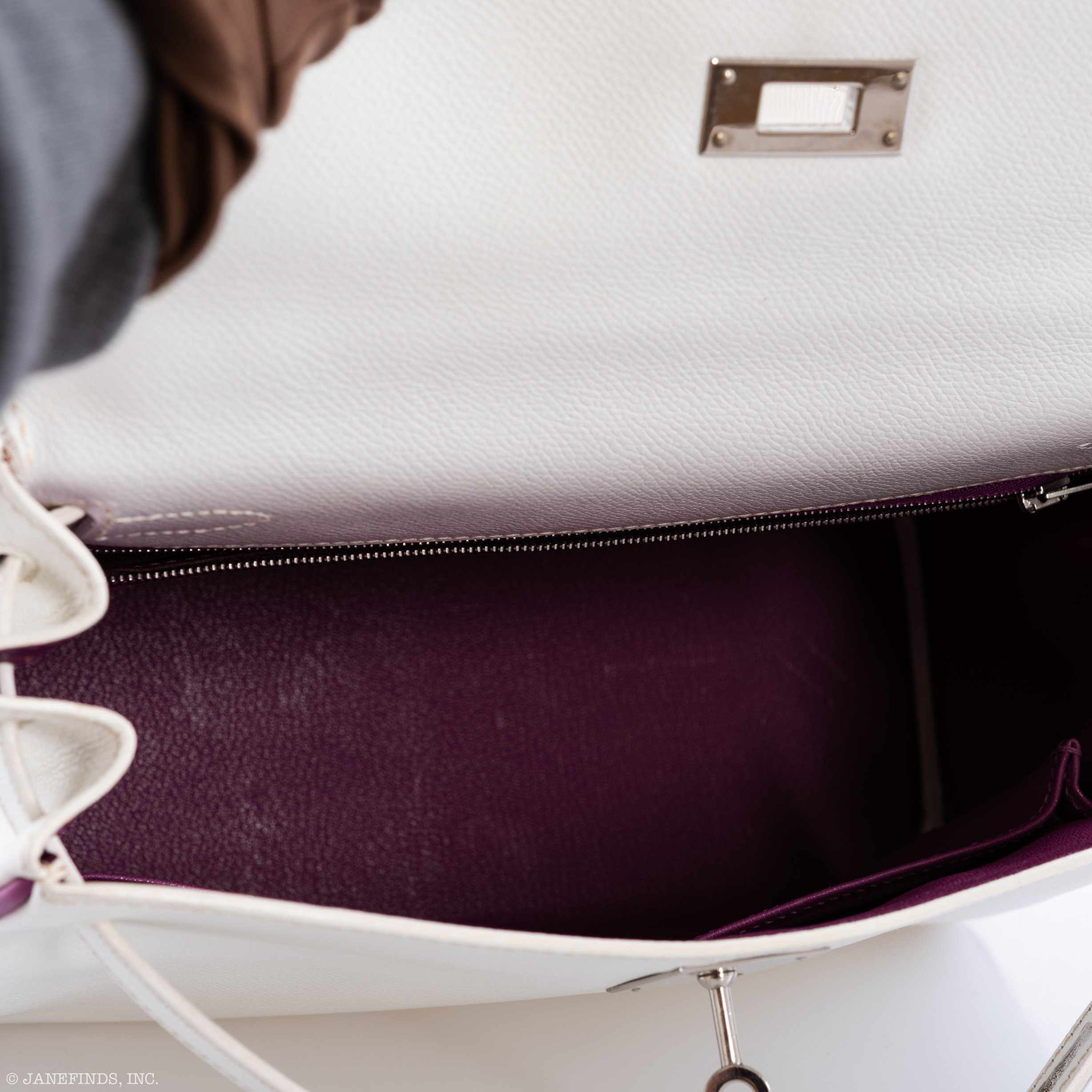 Hermès Kelly 28 Retourne Two-Tone White Epsom Cyclamen Piping Palladium Hardware