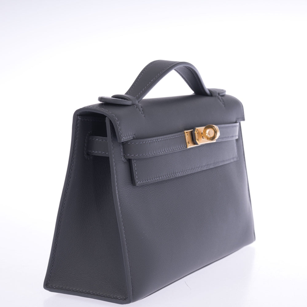 Hermès Kelly Pochette in Ardoise Swift with gold hardware, three-quarter view