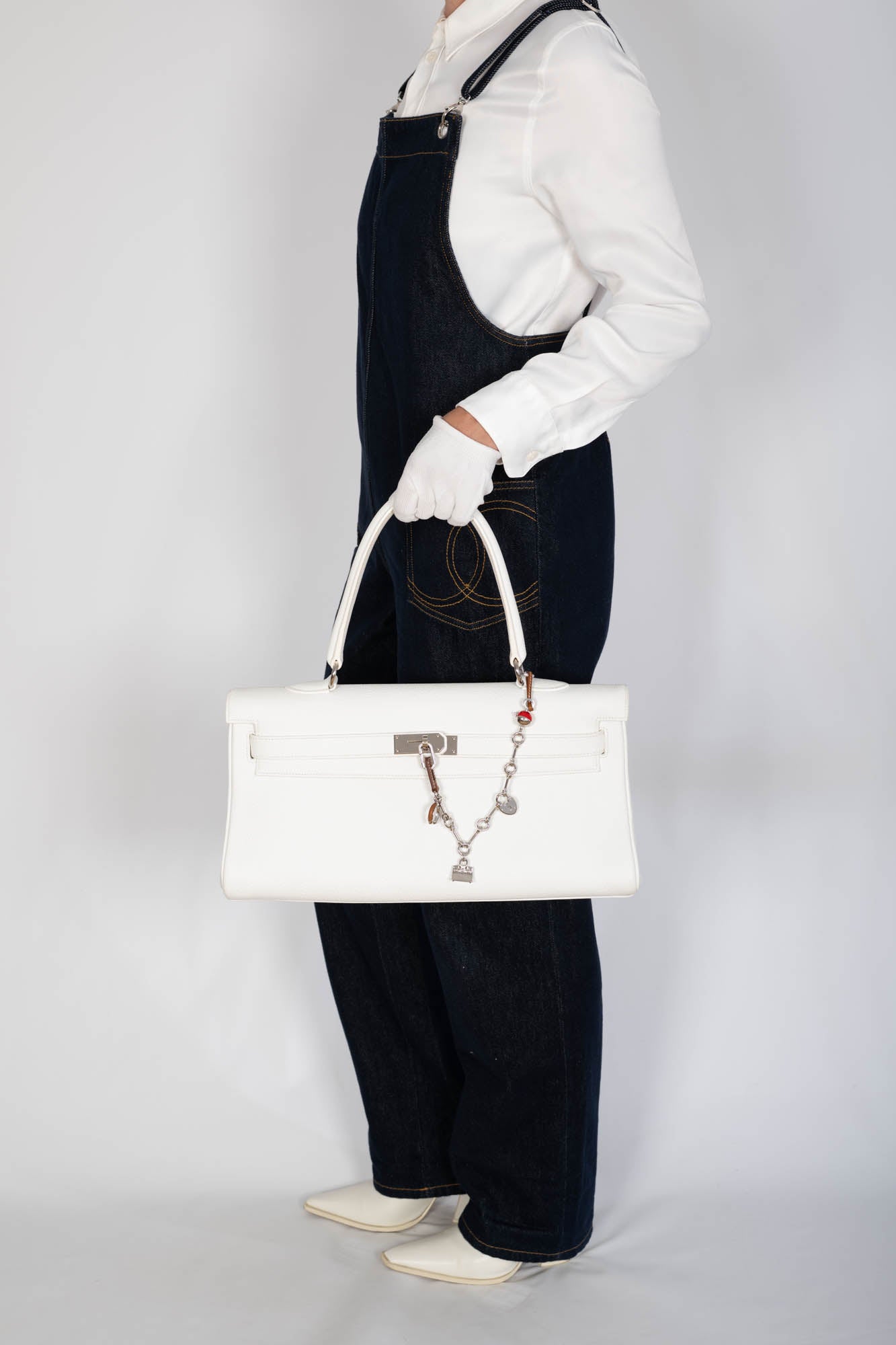 Hermès Shoulder Kelly 42 JPG Blanc Clemence carried in hand on model