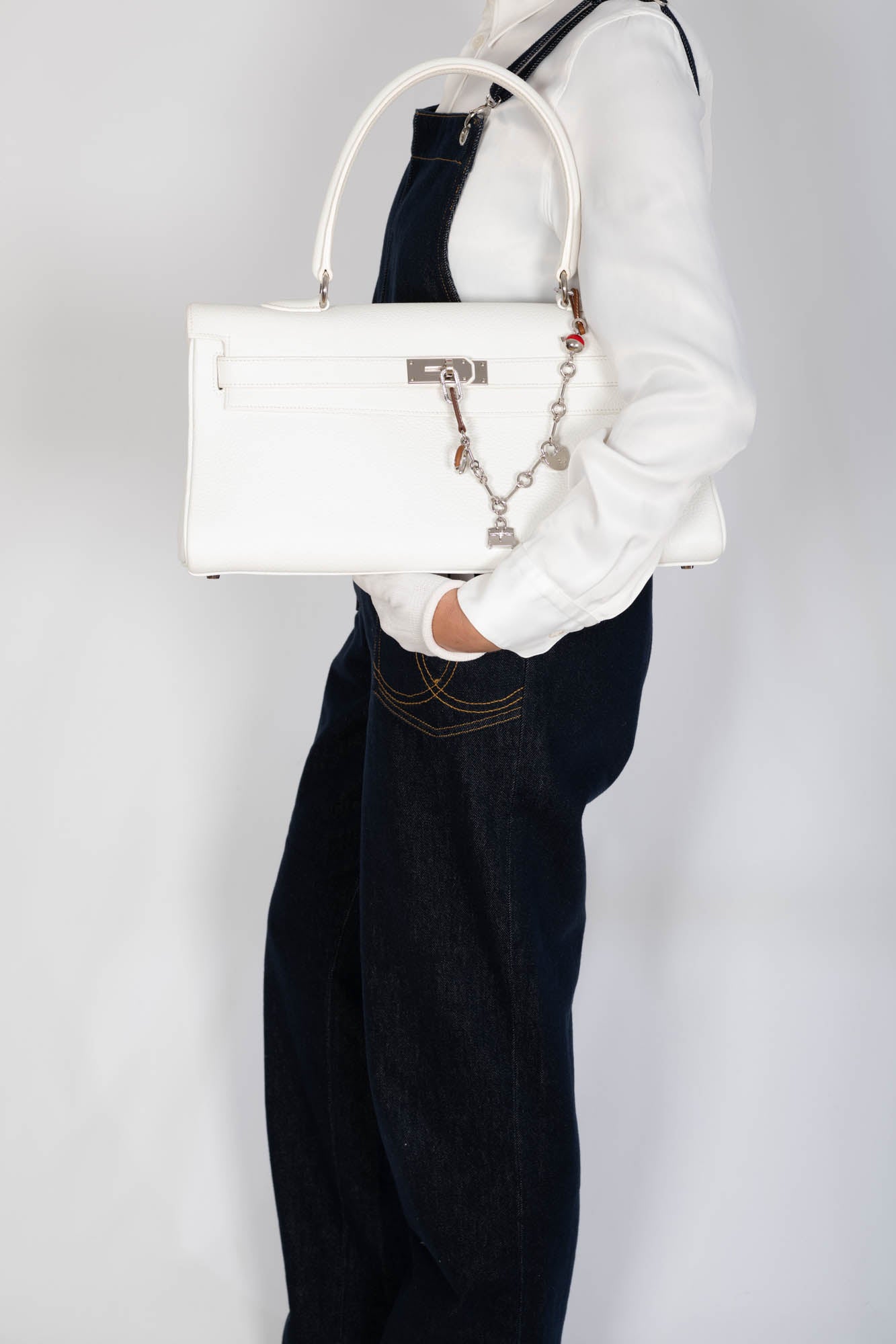 Hermès Shoulder Kelly 42 JPG Blanc Clemence worn on shoulder on model