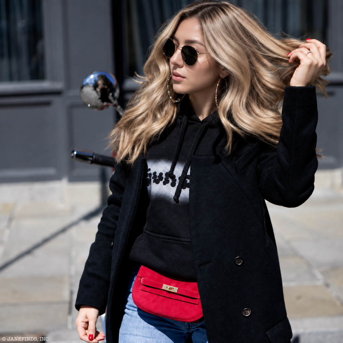 Hermès Mini Kelly Banana 20 Framboise Doblis suede belt bag with gold hardware, close street view worn at the waist