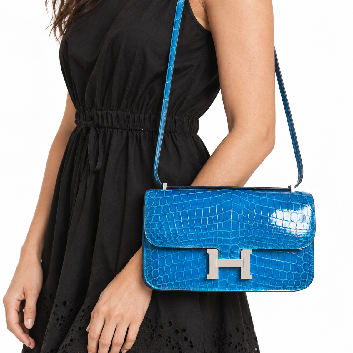 Hermès Constance Elan Bleu Izmir shiny Niloticus crocodile with palladium hardware, human model shoulder-carry detail.