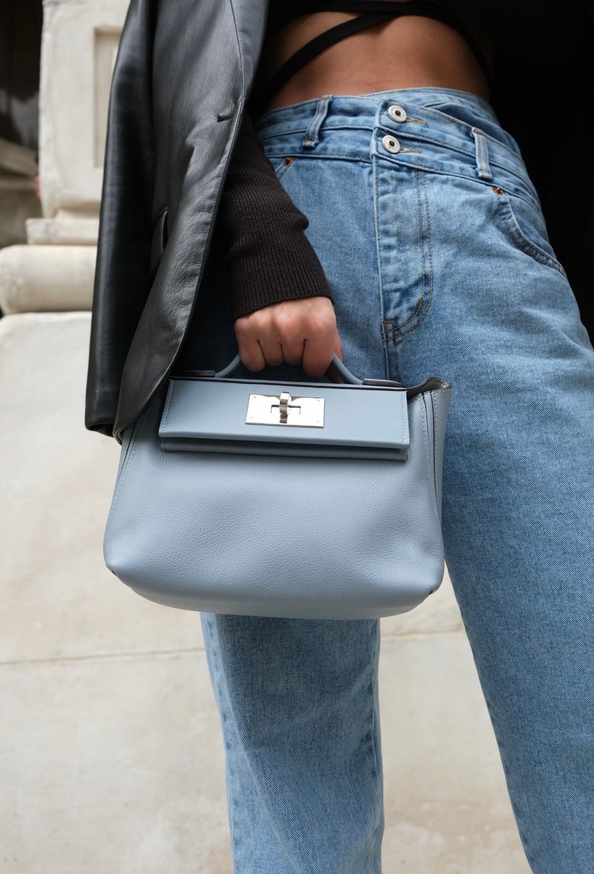 Hermès 24/24 21 Bleu Lin Evercolor/Swift Palladium Hardware, carried by the handle by a model