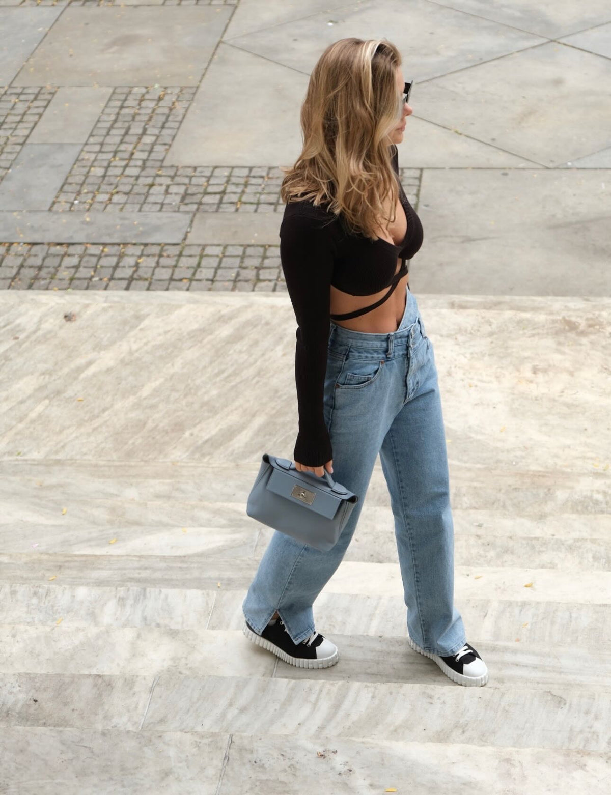 Hermès 24/24 21 Bleu Lin Evercolor/Swift Palladium Hardware, carried by a model walking down steps