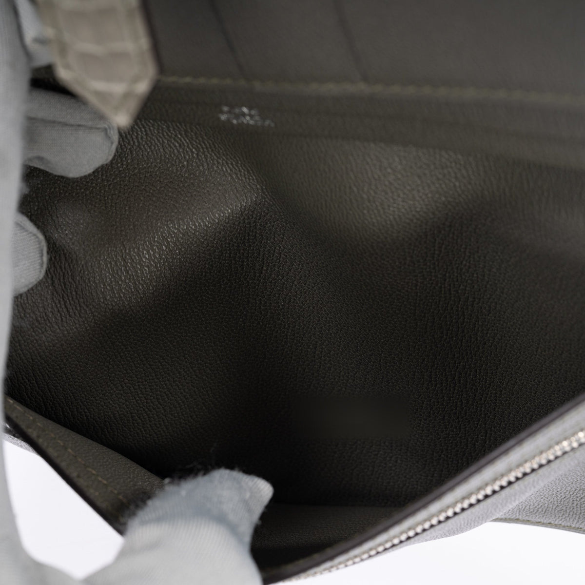 Hermès Béarn Soufflet Gris Ciment Shiny Alligator Palladium Hardware, interior leather close-up