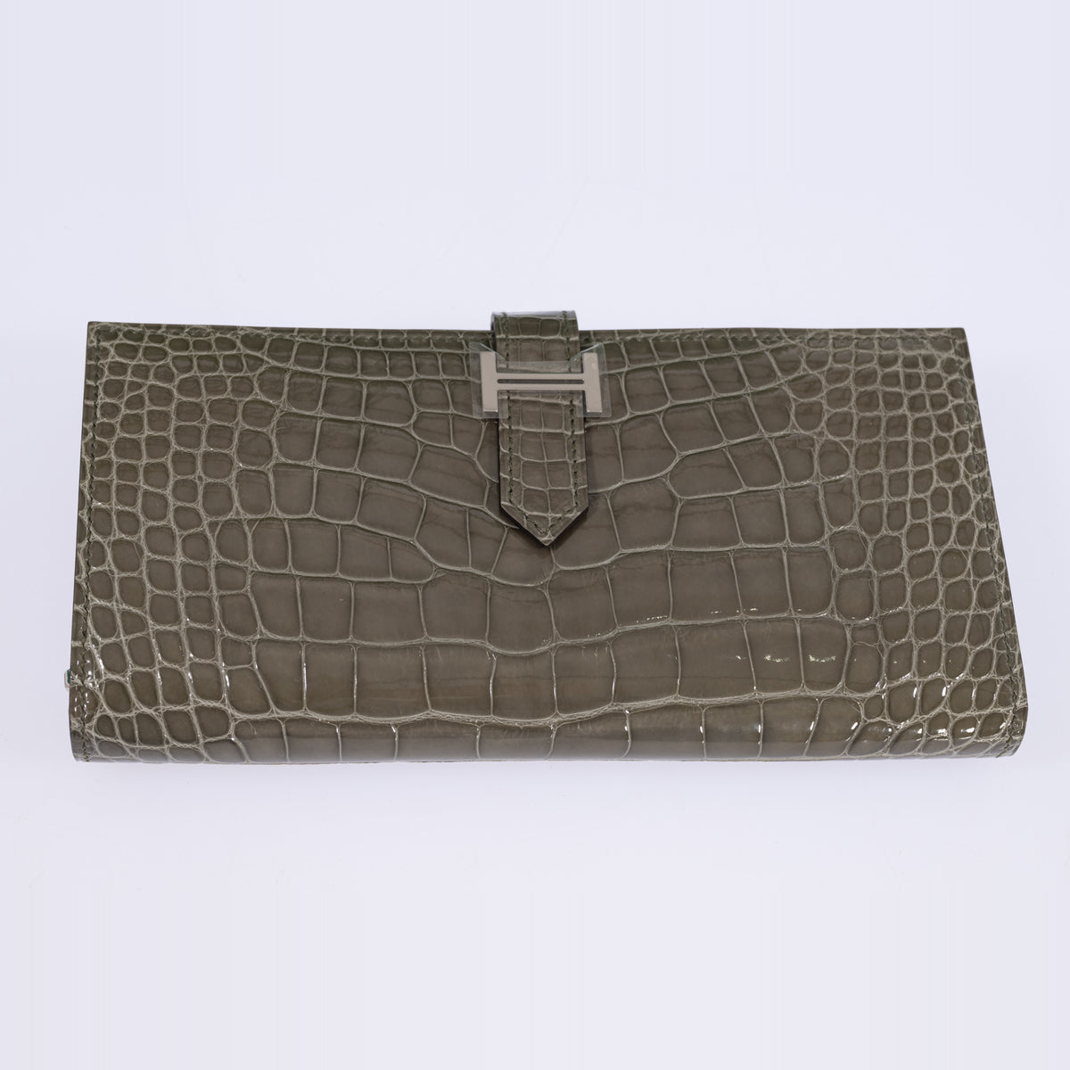Hermès Béarn Soufflet Gris Ciment Shiny Alligator Palladium Hardware, front view with the H closure