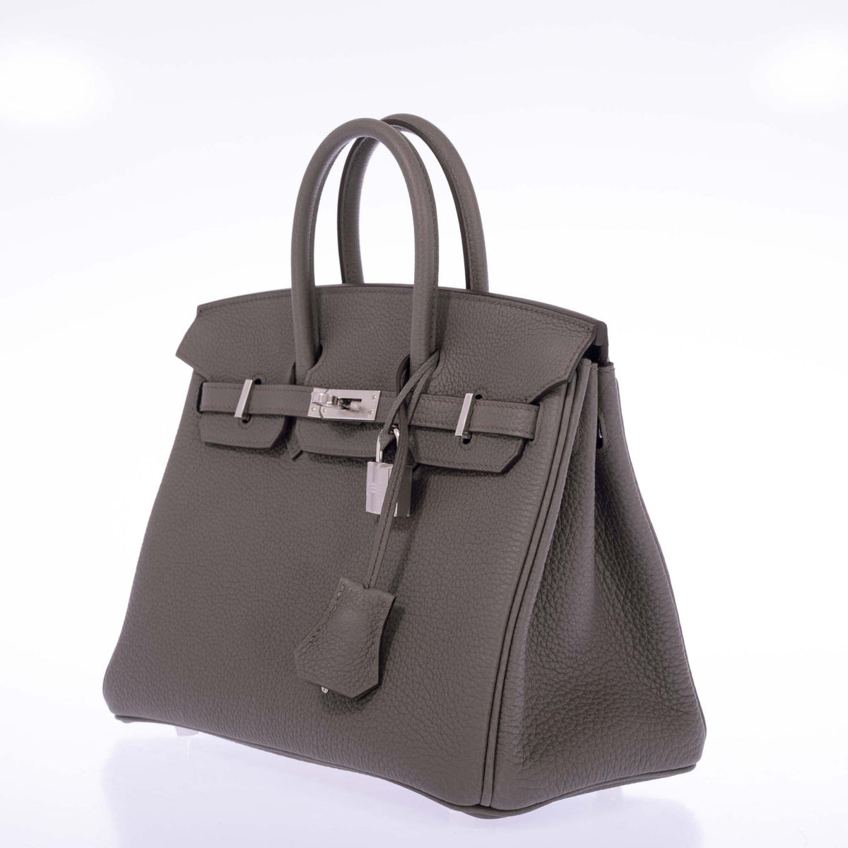Hermès Birkin 25 Étain Togo Palladium Hardware, closed three-quarter view showing the right side, padlock and clochette.