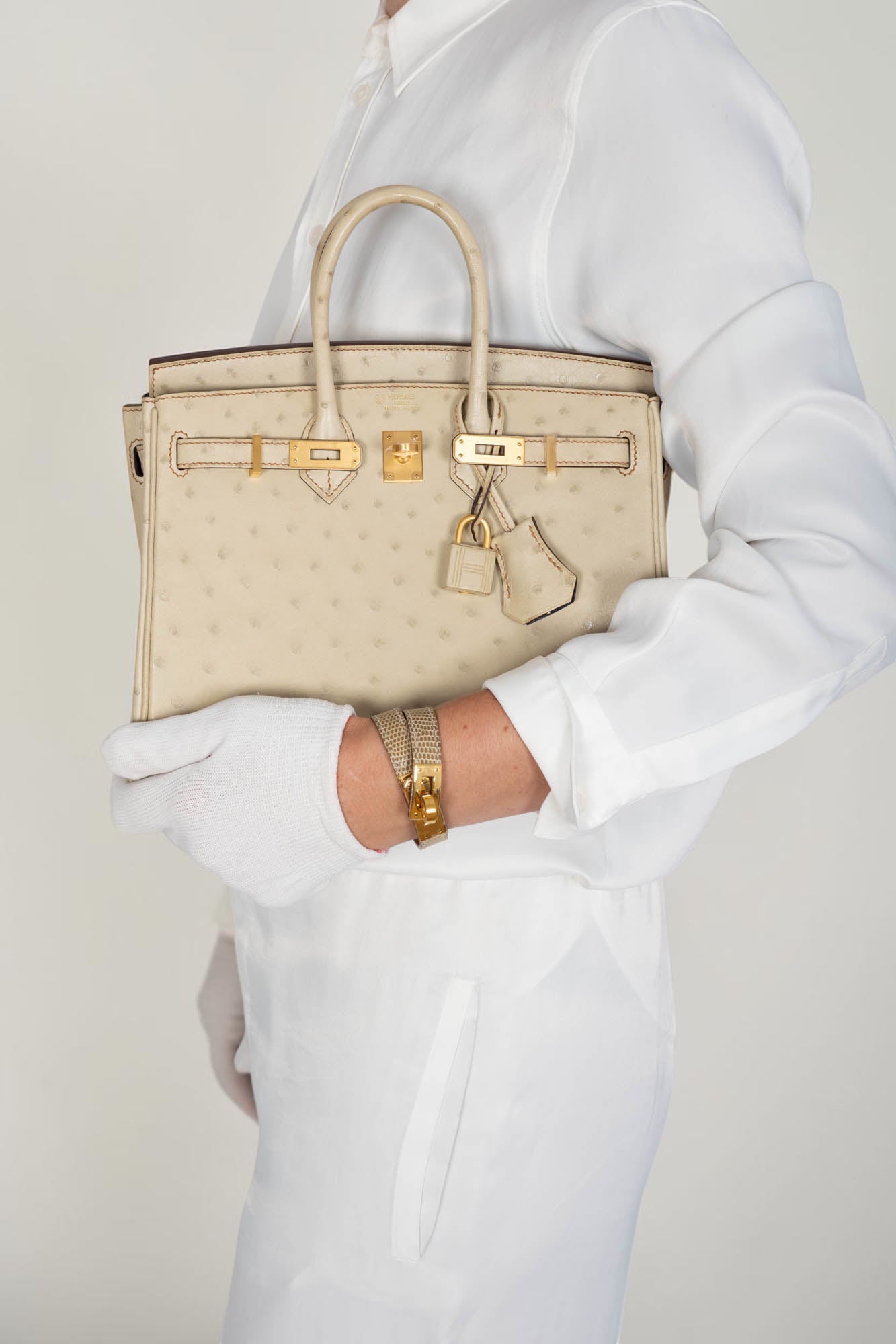 Hermès Birkin 25 HSS Nata Ostrich carried, showing scale against the body