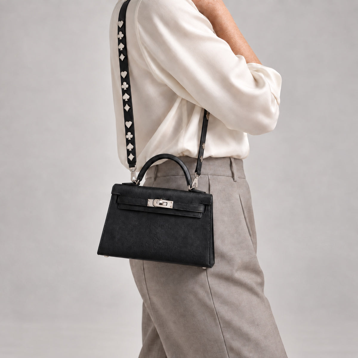 Hermès Clou de Coeur Kelly 20 Mini II Sellier Noir Chèvre Chamkila Palladium Hardware, worn on the shoulder, close view