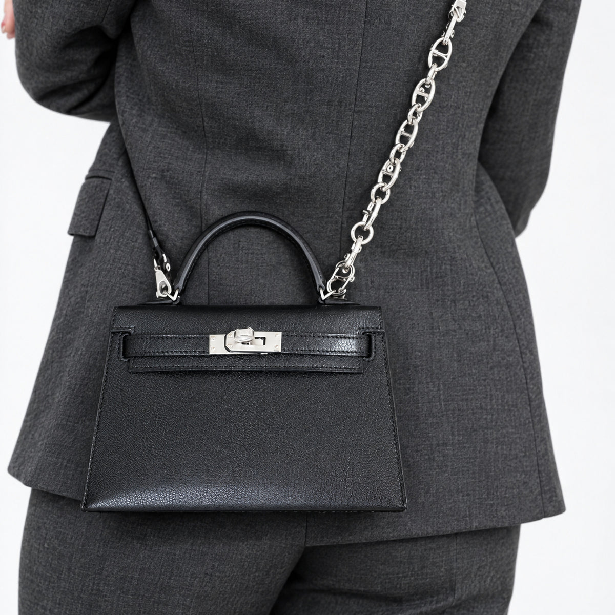 Hermès Clou de Coeur Kelly 20 Mini II Sellier Noir Chèvre Chamkila Palladium Hardware, worn crossbody from the back with the JANEFINDS Convertible Triple Mariner Extender, sold separately
