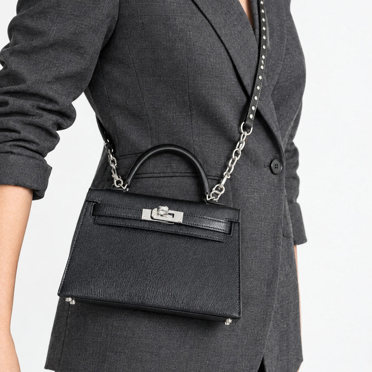 Hermès Clou de Coeur Kelly 20 Mini II Sellier Noir Chèvre Chamkila Palladium Hardware, worn crossbody with the JANEFINDS Convertible Triple Mariner Extender, sold separately