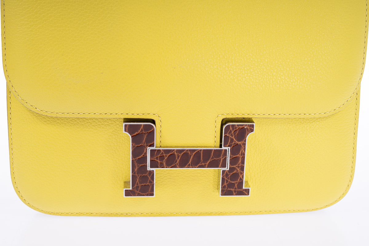 Hermès Constance 18 Mini Lime Evergrain Miel Alligator Buckle Palladium Hardware, Miel alligator H buckle detail