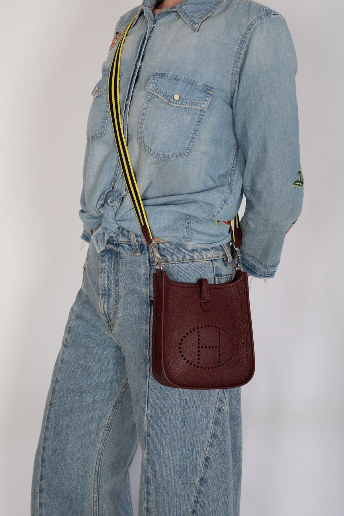 Hermès Evelyne 16 TPM Amazone Bordeaux Clémence Palladium Hardware, close-up worn crossbody