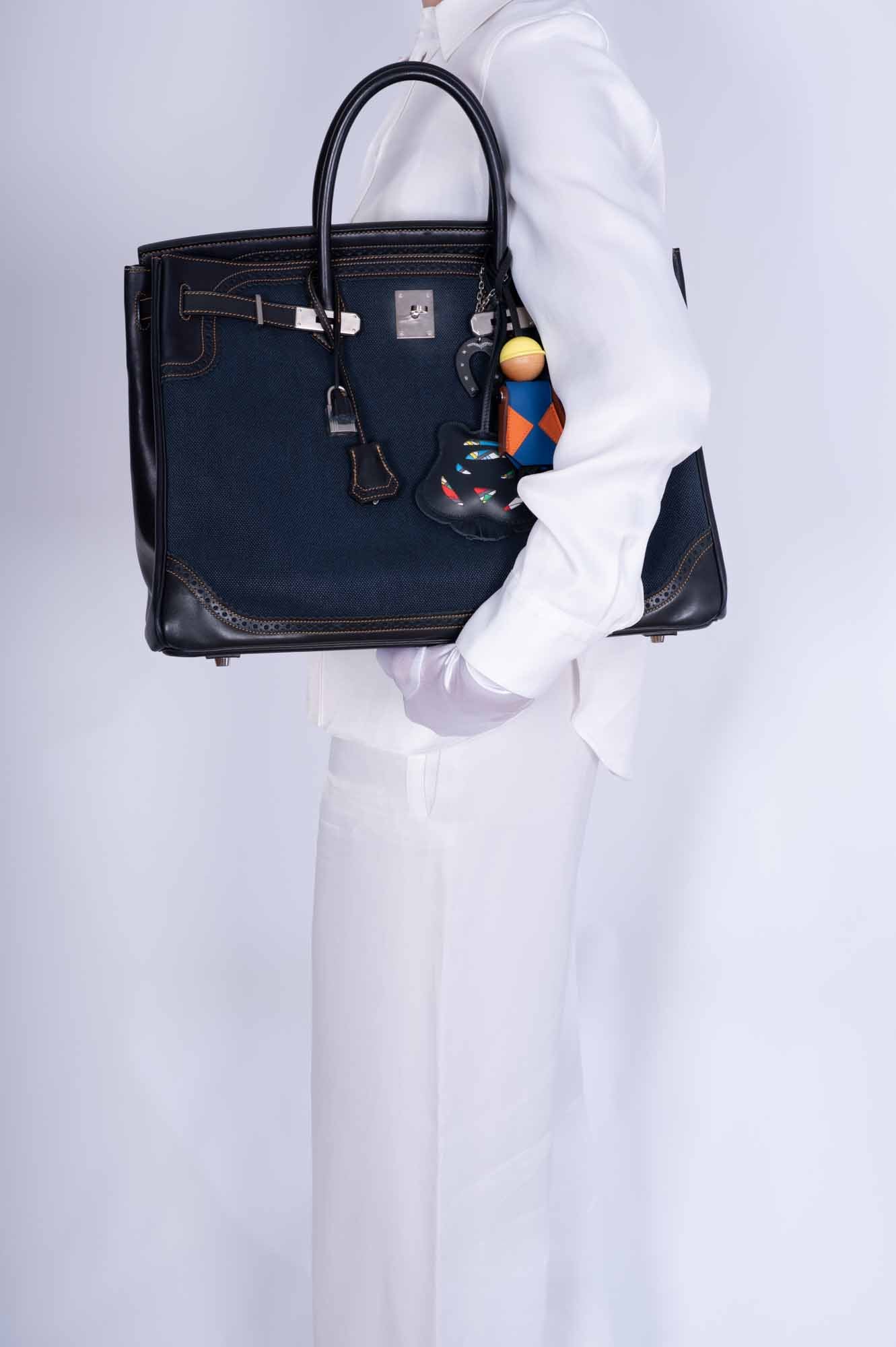 Hermès Ghillies Birkin 40 Indigo Denim and Noir Evercalf carried by a model