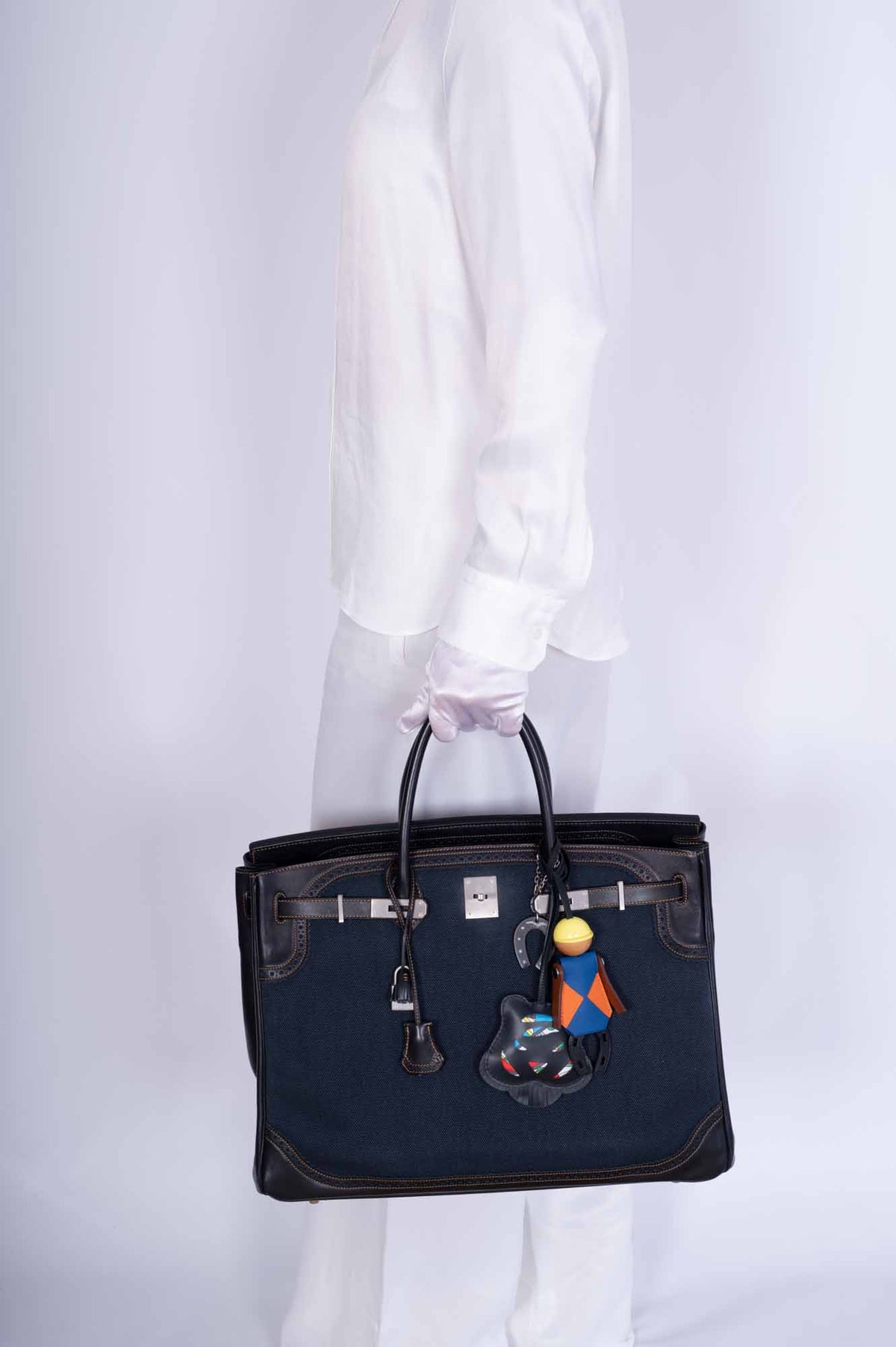 Hermès Ghillies Birkin 40 Indigo Denim and Noir Evercalf carried by a model