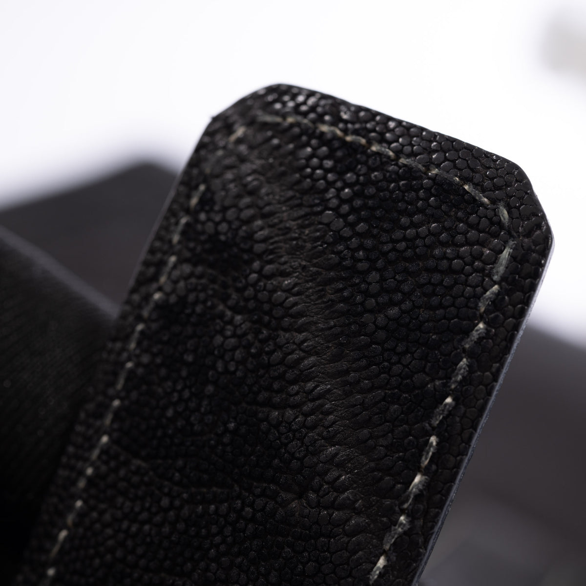 Hermès Jige 29 Noir Elephant, elephant grain and saddle stitching on the tab, up close