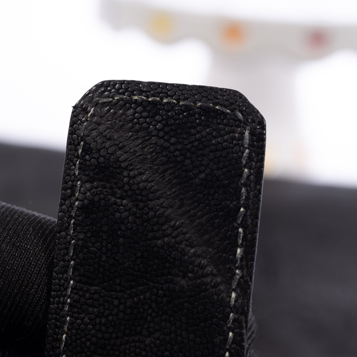 Hermès Jige 29 Noir Elephant, end of the tab with contrast stitching
