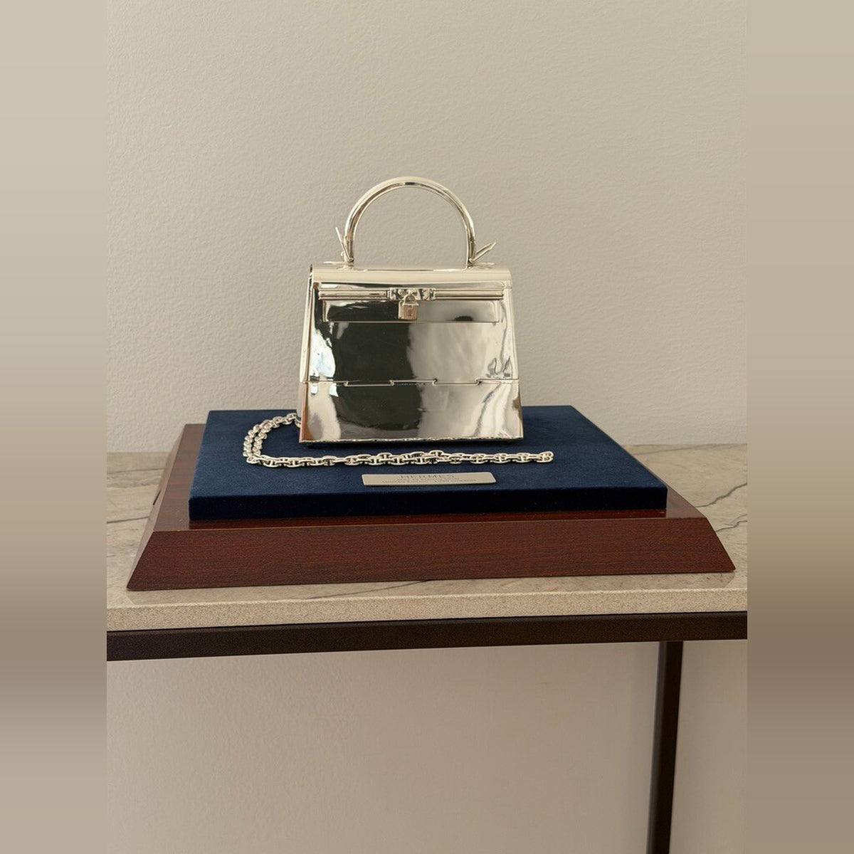 Hermès Kelly 15 Sterling Silver Chaîne d'Ancre Strap, front view on its presentation stand with the chain