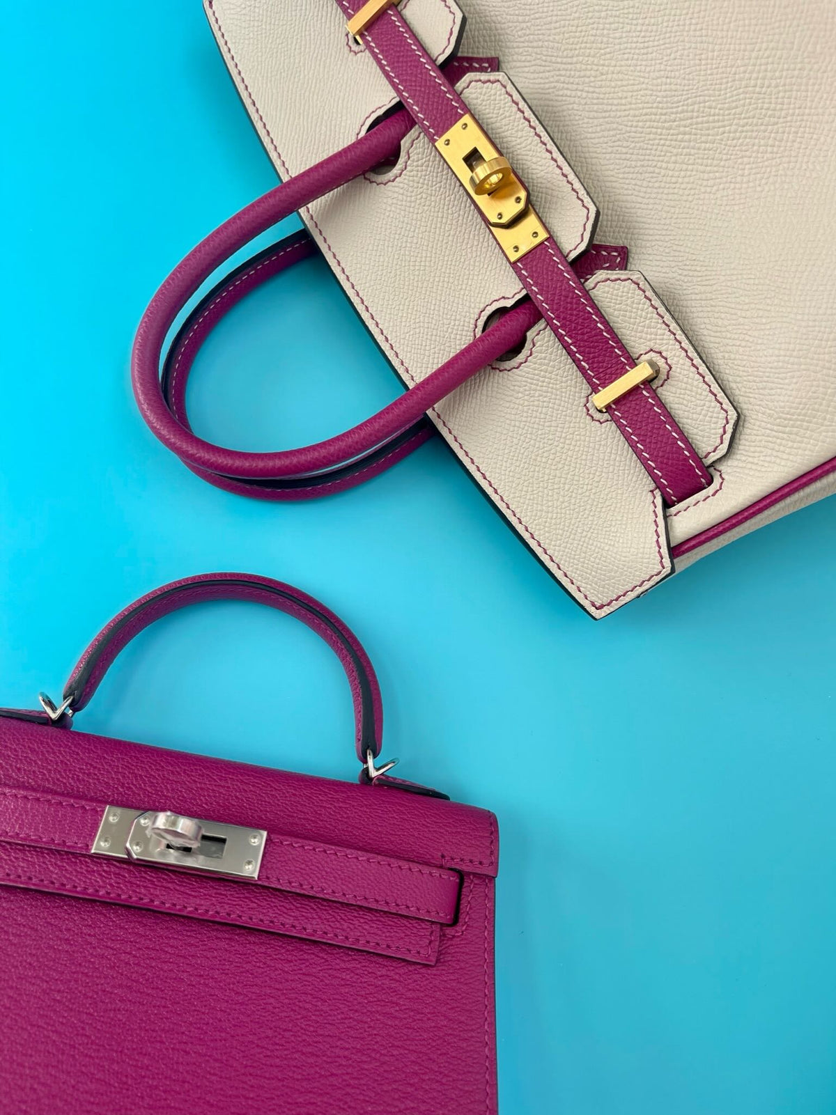 Hermès Kelly 20 Mini II Sellier Rose Pourpre Chevre Leather Palladium Hardware, flat lay close view of the turn lock beside a Rose Pourpre Kelly