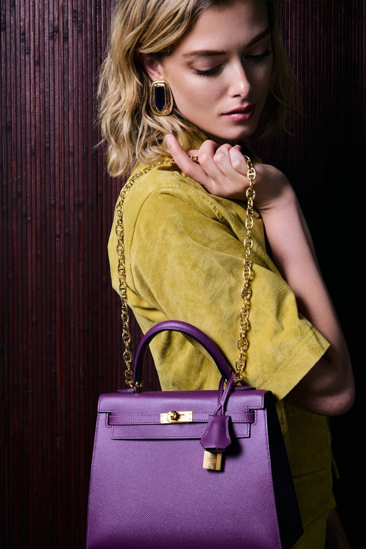 Hermès Kelly 25 Sellier Anemone Epsom Gold Hardware, carried on the shoulder by a model, close view
