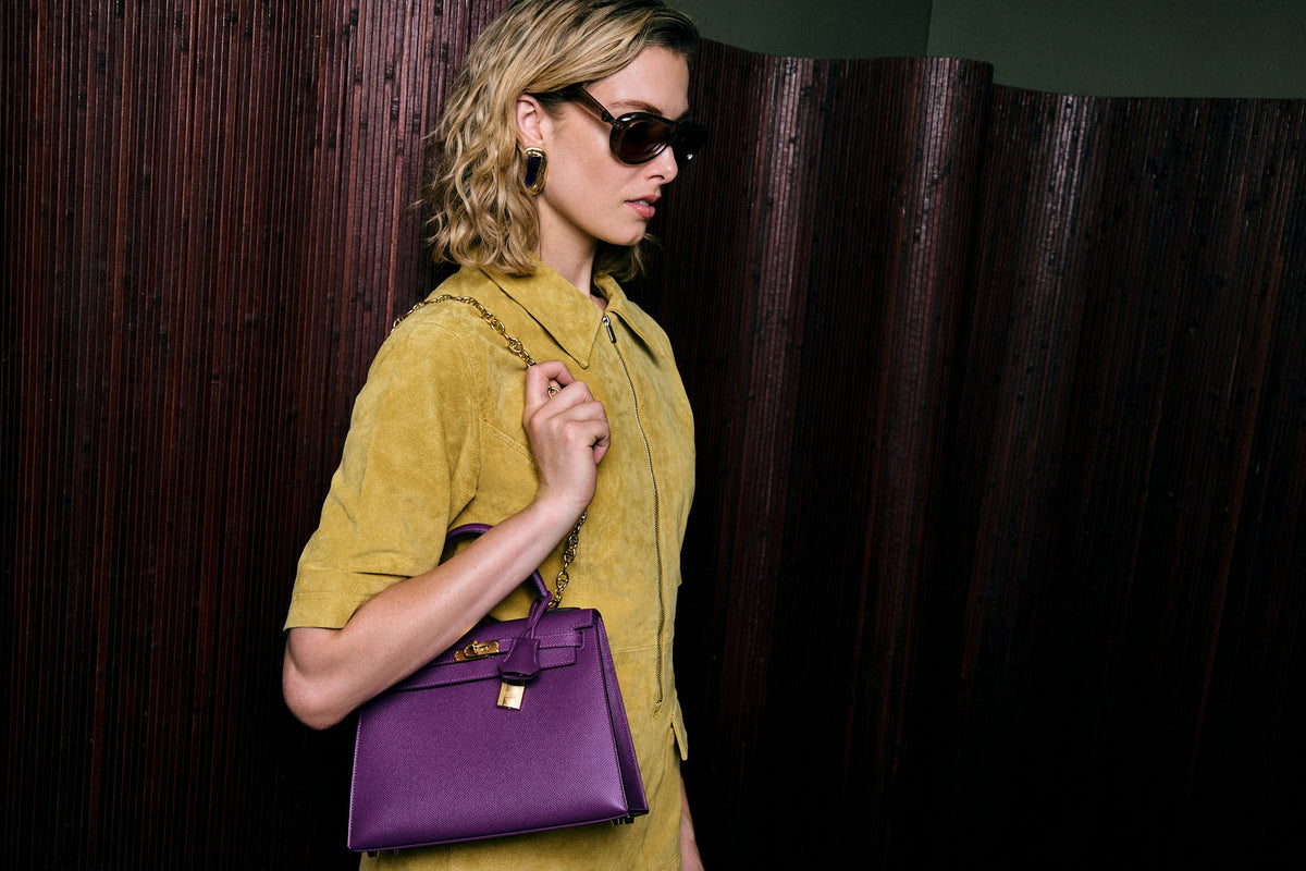 Hermès Kelly 25 Sellier Anemone Epsom Gold Hardware, carried on the shoulder by a model