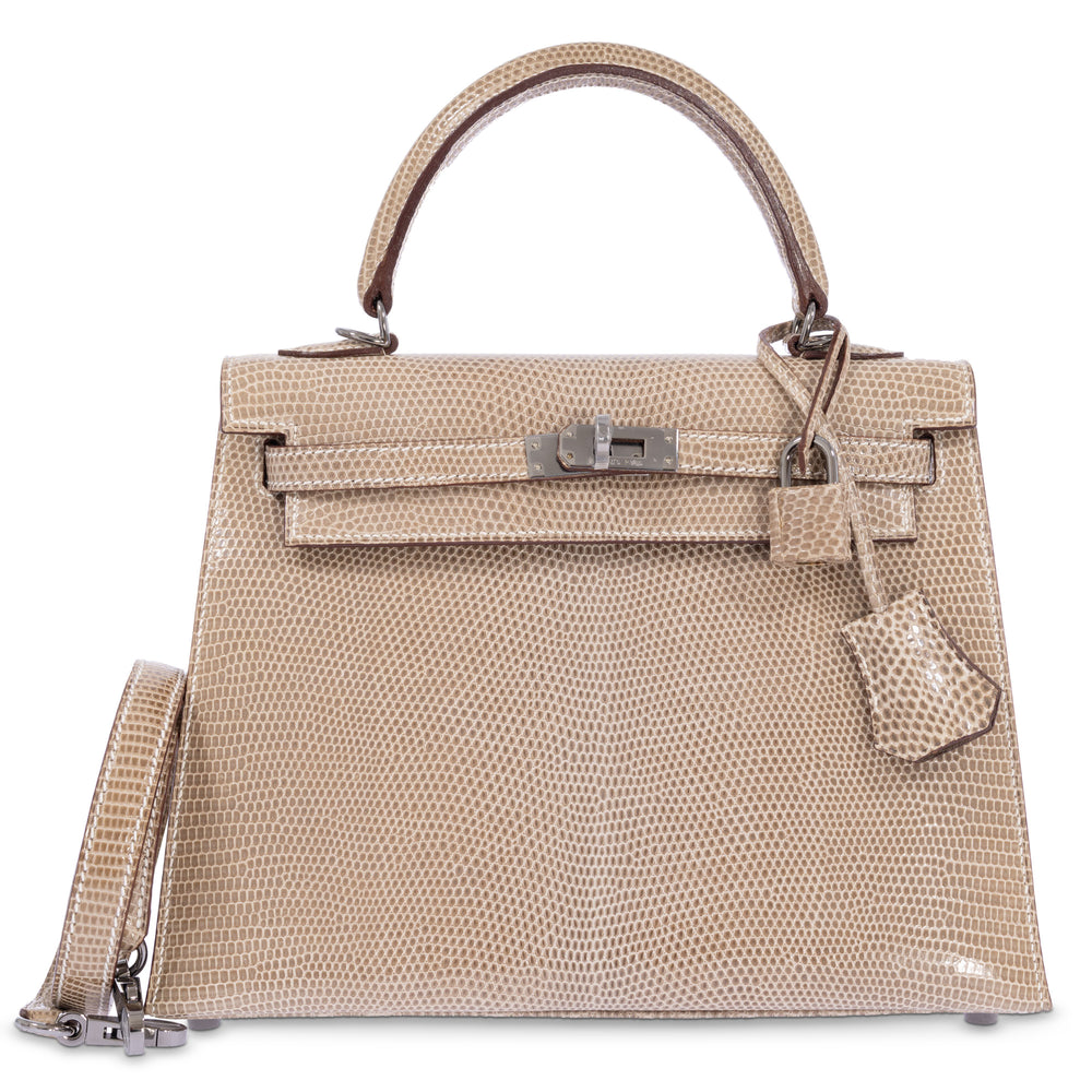 Hermès Kelly 25 Sellier Ficelle Shiny Salvator Lizard Ruthenium Hardware, front view with the lizard-covered padlock, clochette and detachable shoulder strap
