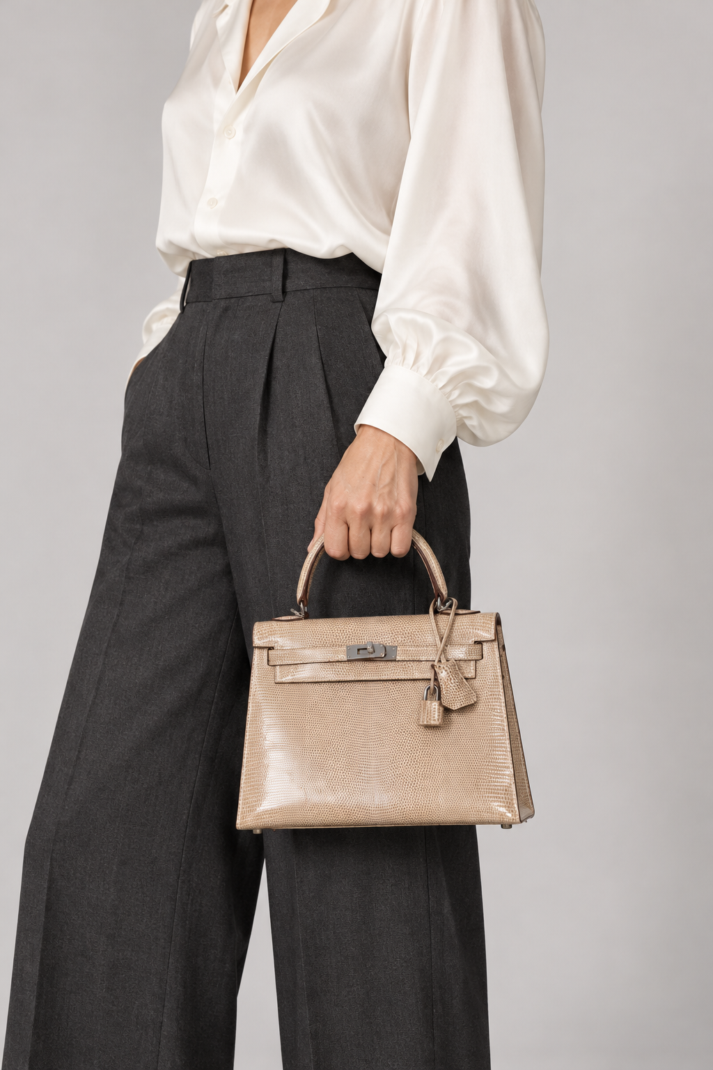 Hermès Kelly 25 Sellier Ficelle Shiny Salvator Lizard Ruthenium Hardware carried by its top handle