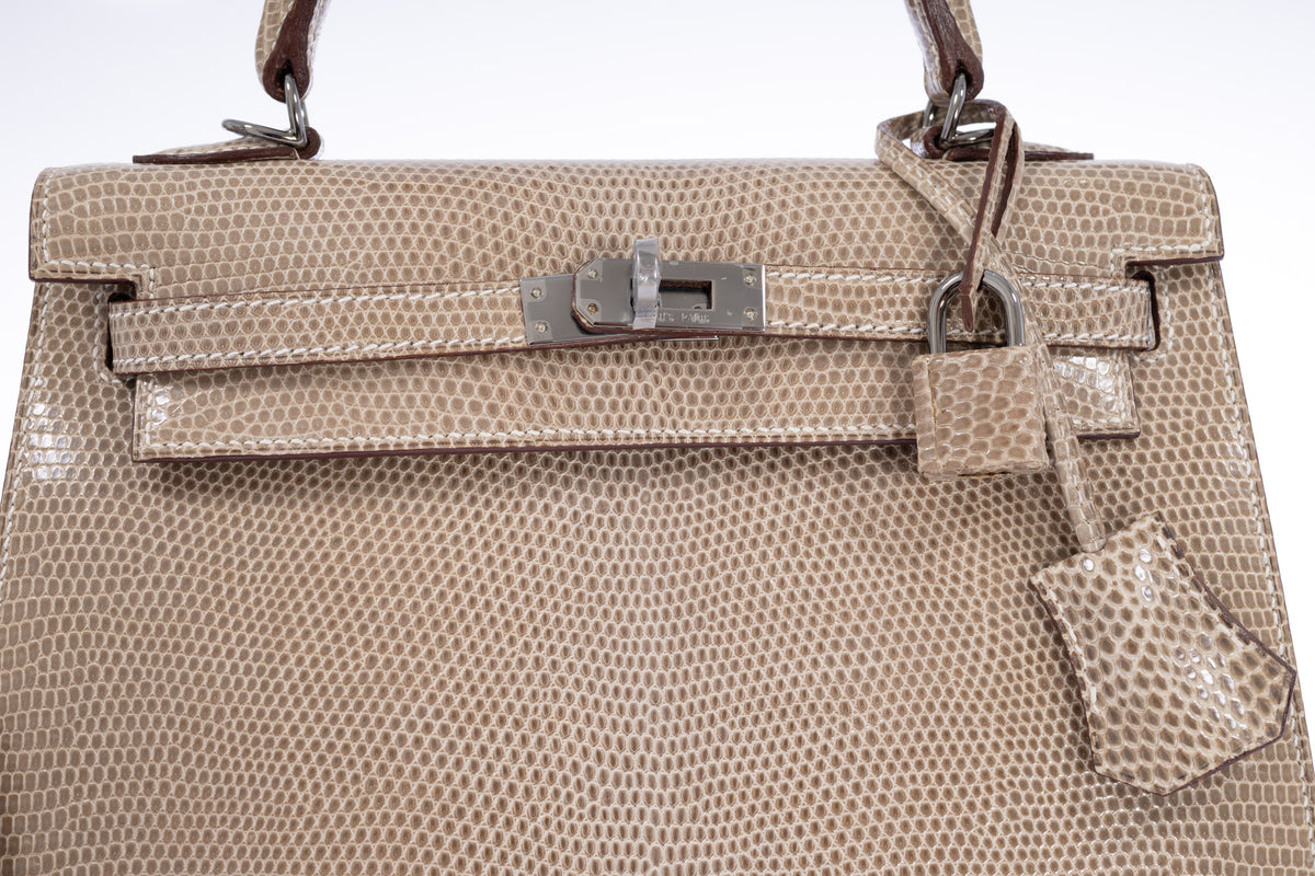 Close view of the turn-lock, sangle and lizard-covered padlock on the Hermès Kelly 25 Sellier Ficelle Shiny Salvator Lizard