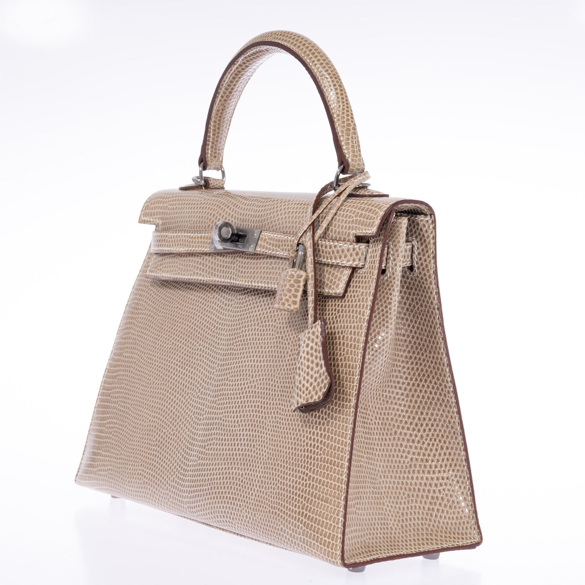 Hermès Kelly 25 Sellier Ficelle Shiny Salvator Lizard Ruthenium Hardware, three-quarter view of the Sellier side seams