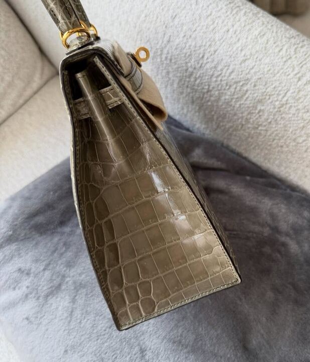 Hermès Kelly 25 Sellier Gris Tourterelle Shiny Niloticus Gold Hardware, side profile