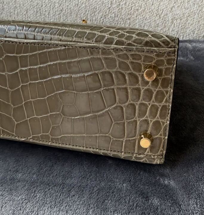 Hermès Kelly 25 Sellier Gris Tourterelle Shiny Niloticus Gold Hardware, underside corner with base studs