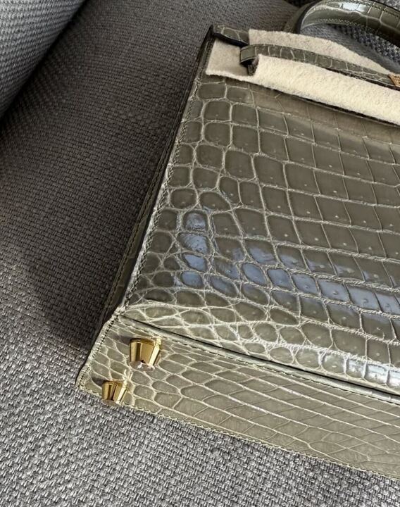 Hermès Kelly 25 Sellier Gris Tourterelle Shiny Niloticus Gold Hardware, side and base corner detail