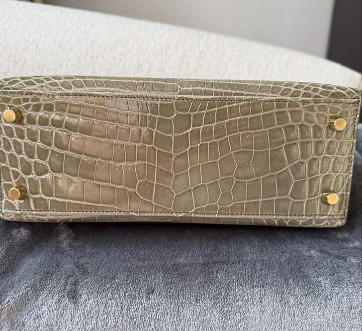 Hermès Kelly 25 Sellier Gris Tourterelle Shiny Niloticus Gold Hardware, underside with base studs
