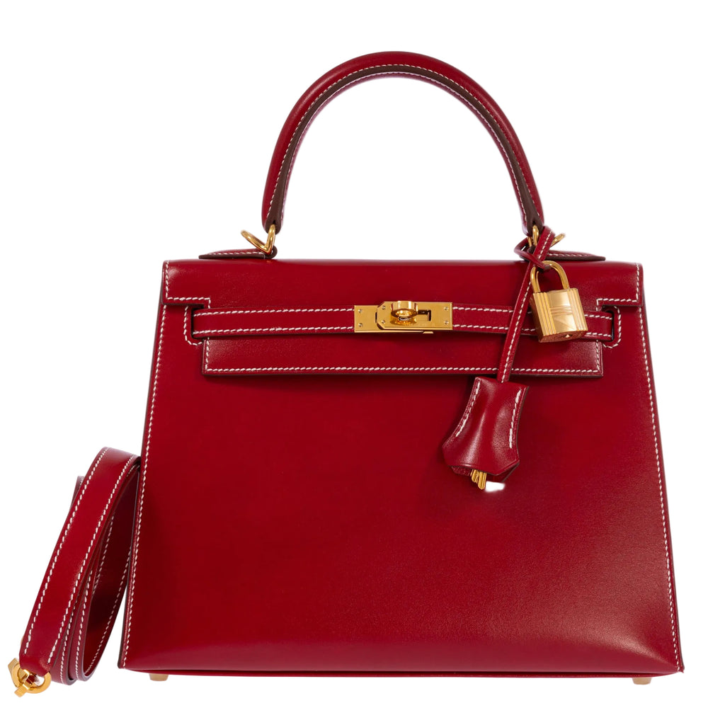 Hermès Kelly 25 Sellier Rouge Piment Box Calf Gold Hardware, front view with the shoulder strap