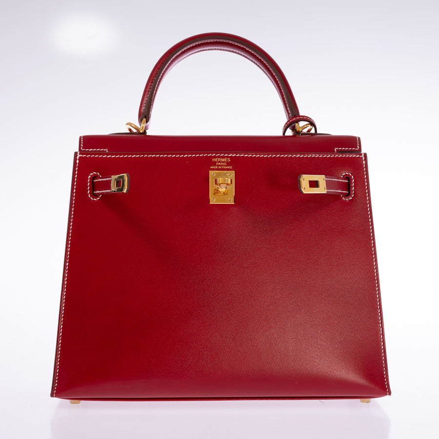Hermès Kelly 25 Sellier Rouge Piment Box Calf Gold Hardware, front view without the lock and clochette