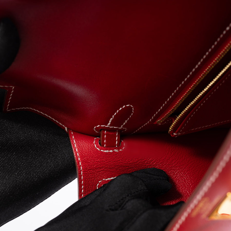 Hermès Kelly 25 Sellier Rouge Piment Box Calf Gold Hardware, interior with white contrast stitching and the zip pocket