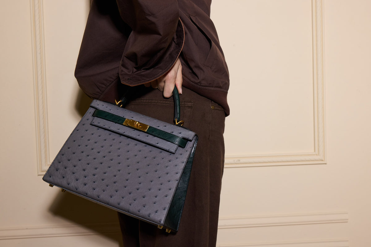 Hermès Kelly 28 Sellier HSS Gris Agate/Vert Titien Ostrich Brushed Gold Hardware, carried by a model, close view
