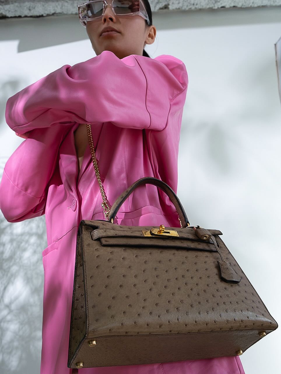 Hermès Kelly 28 Sellier Mousse Ostrich Gold Hardware - Circle W, worn on the shoulder on a chain by a model