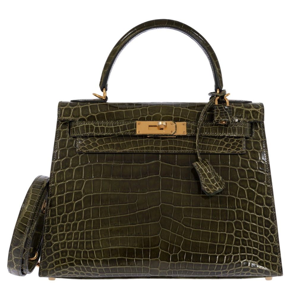 Hermès Kelly 28 Sellier Vert Véronèse shiny Niloticus crocodile with gold hardware, closed front view with lock, clochette and the shoulder strap.