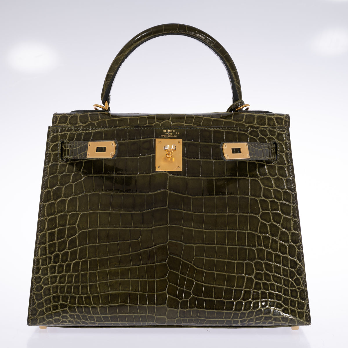 Hermès Kelly 28 Sellier Vert Véronèse shiny Niloticus crocodile with gold hardware, front view with the flap open, showing the turn-lock plate and sangle fittings.
