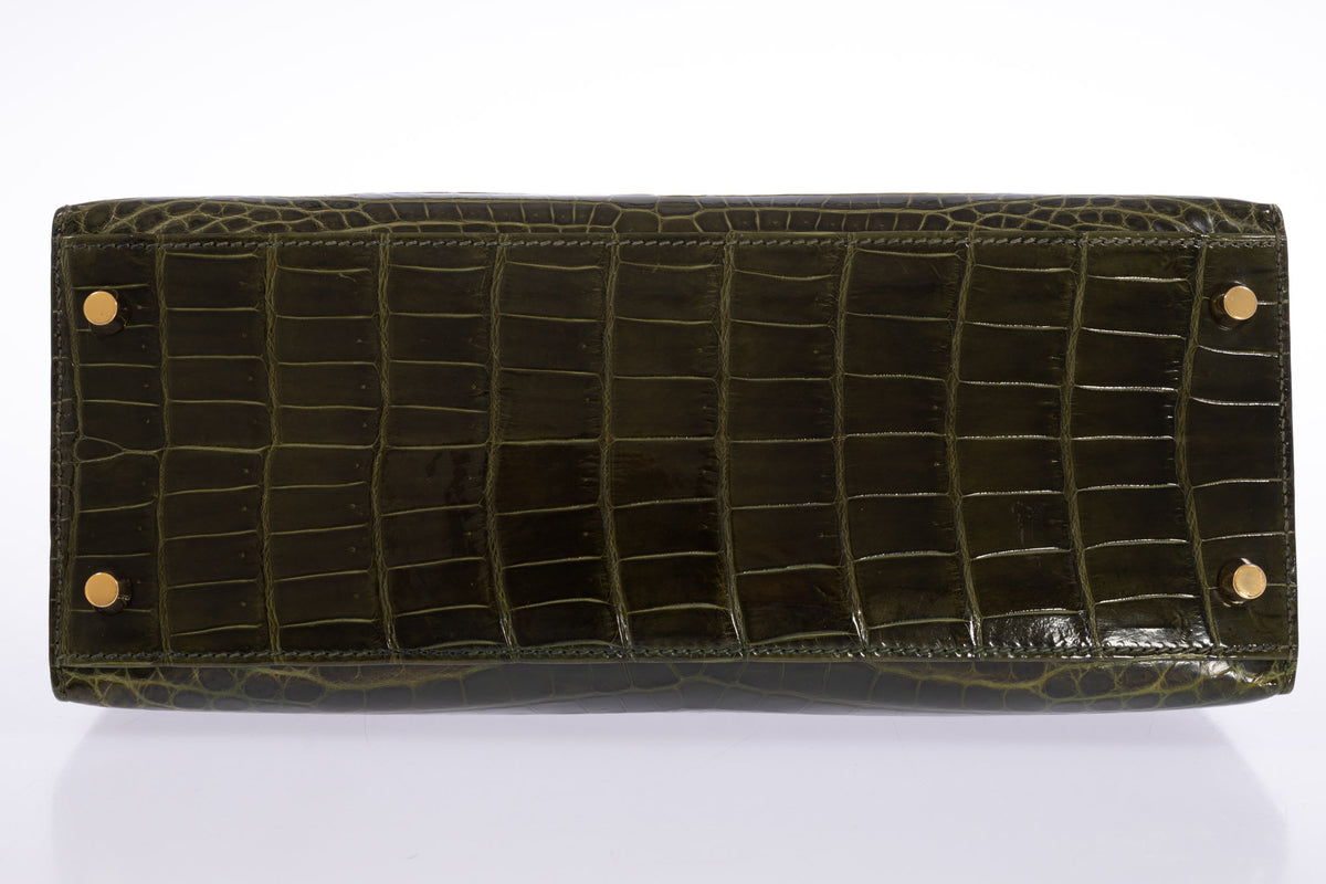 Hermès Kelly 28 Sellier Vert Véronèse shiny Niloticus crocodile, base view showing four gold feet.