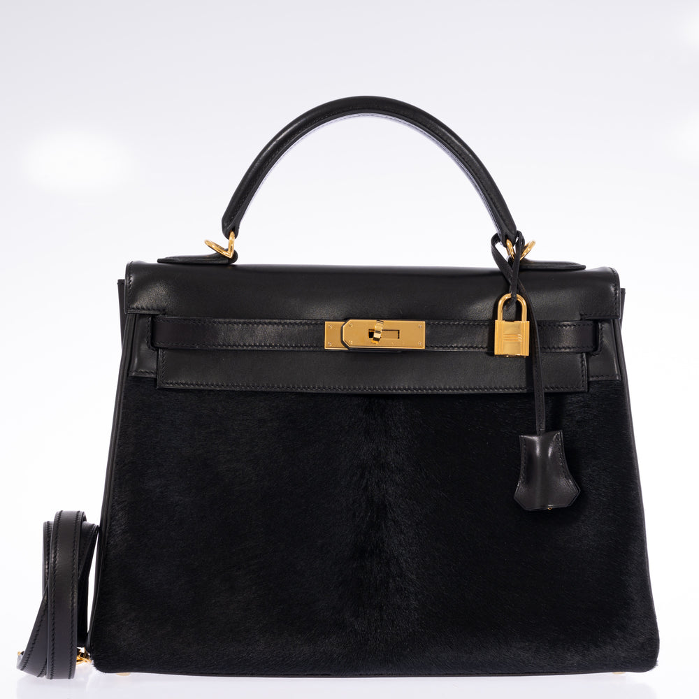 Hermès Kelly 32 Noir Box leather and pony skin with Gold hardware, closed front view with lock, clochette and detachable shoulder strap.