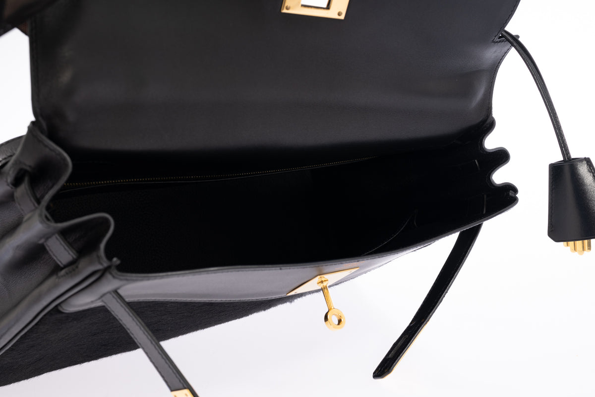 Hermès Kelly 32 Noir Box leather and pony skin with Gold hardware, open view of the black leather interior and pockets.