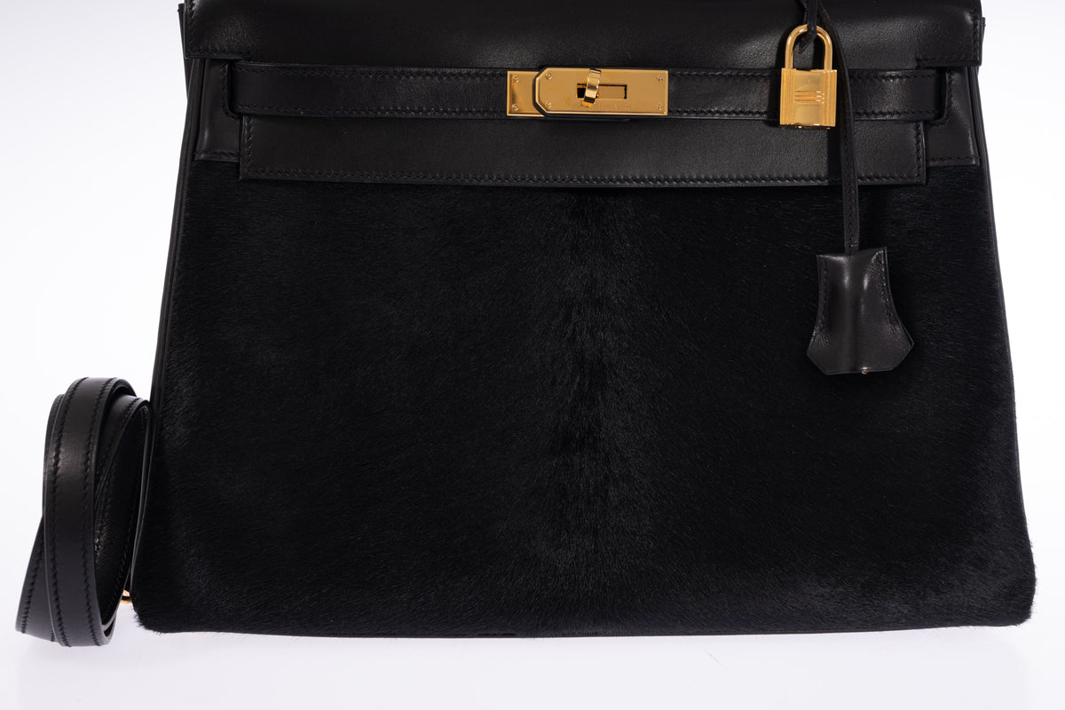 Hermès Kelly 32 Noir Box leather and pony skin with Gold hardware, close detail of the front panel, closure, lock and clochette.