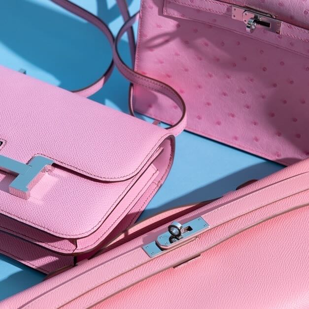 Hermès Kelly Cut Rose Confetti Epsom leather Palladium Hardware, flat lay close view beside other pink pieces